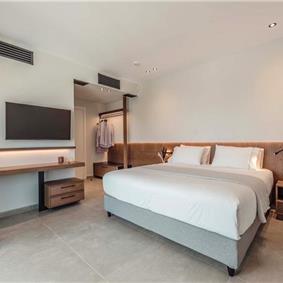 3 bedroom penthouse apartment with pool in Chania town, sleeps 6
